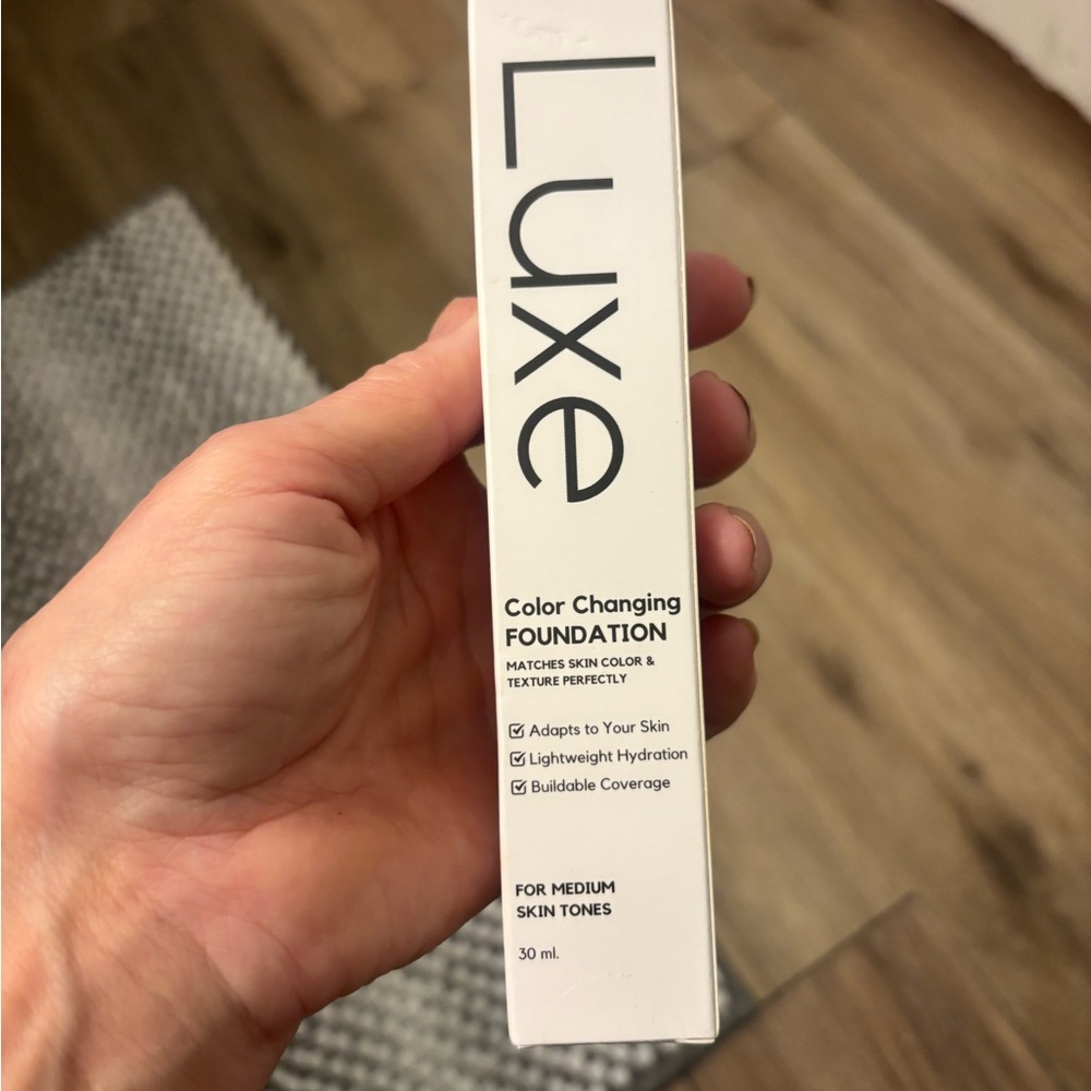 Luxe color changing foundation matches skin color perfect- for medium skin tones - Picture 10 of 16